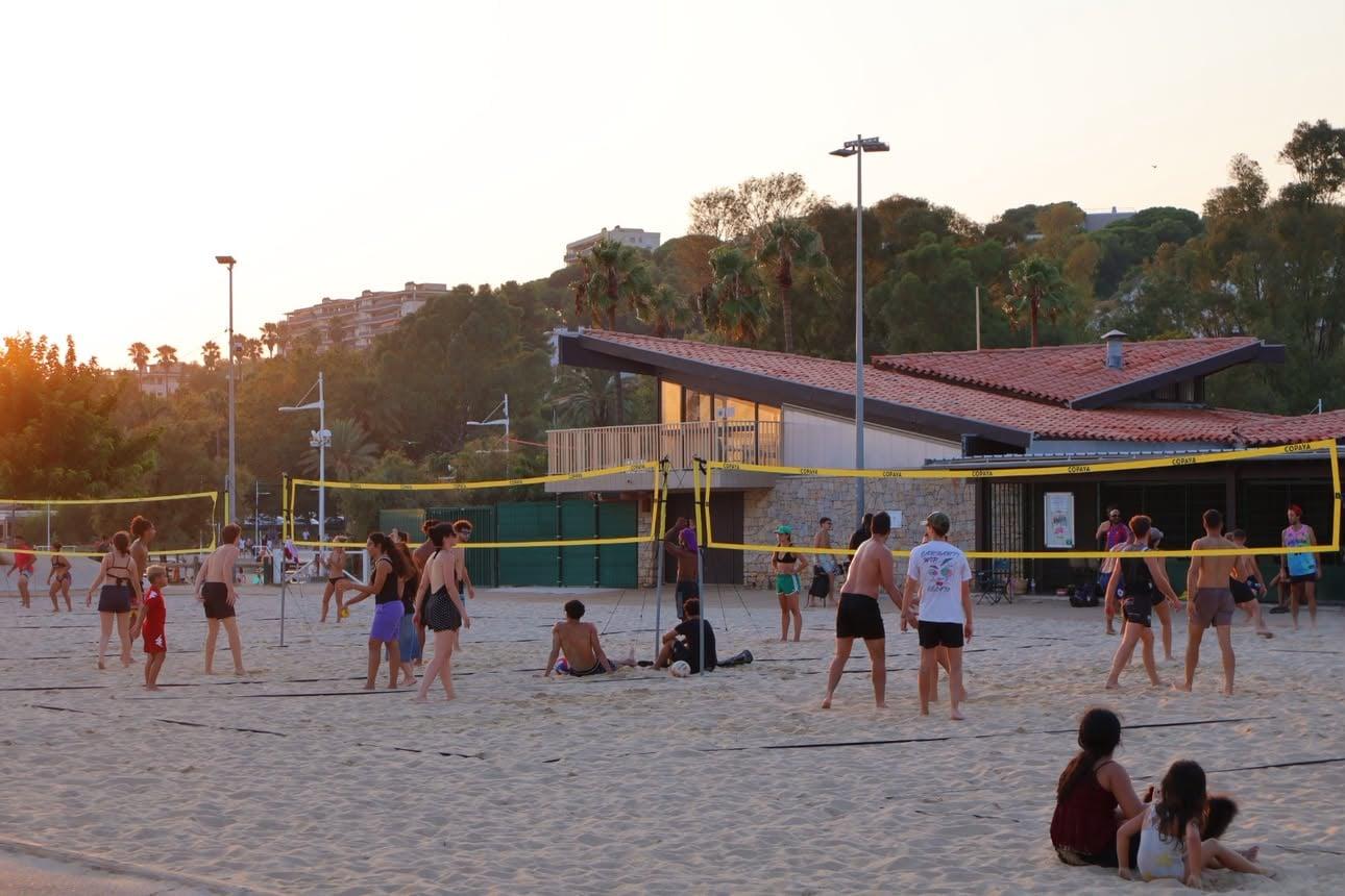 Les terrains de beach volley de la plage du Mourillon au coucher du soleil, avec les joueurs de l'association, à Toulon