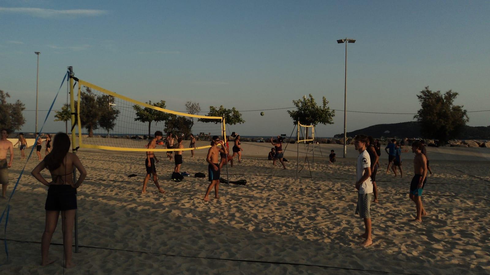 L'équipe du Mourillon Volley réunie sur le terrain de beach à la plage du Mourillon, Toulon