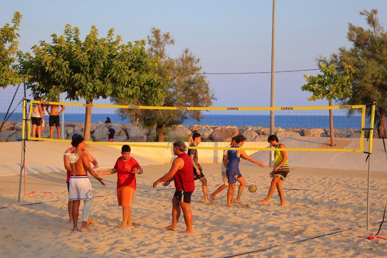 Match de beach volley face à la Méditerranée sur les terrains de la plage du Mourillon, à Toulon